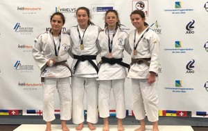 61a368754e189_podiumelsaharnes.jpg